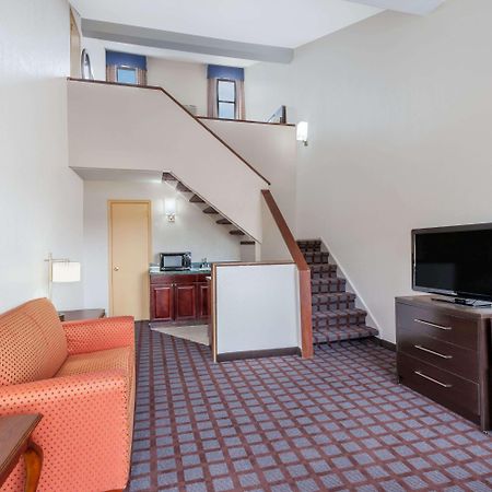 Days Inn By Wyndham Woodbury Long Island Esterno foto