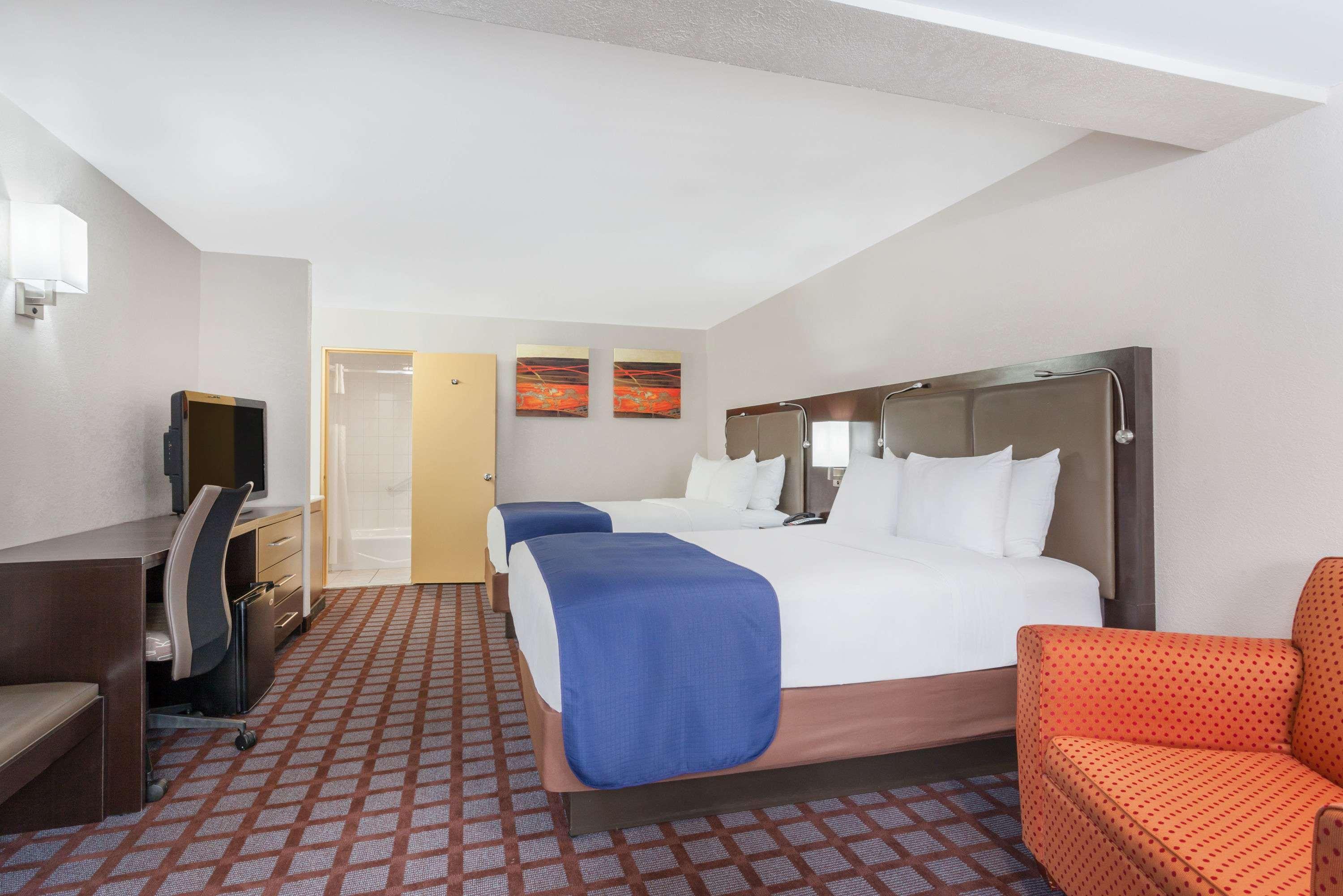 Days Inn By Wyndham Woodbury Long Island Esterno foto