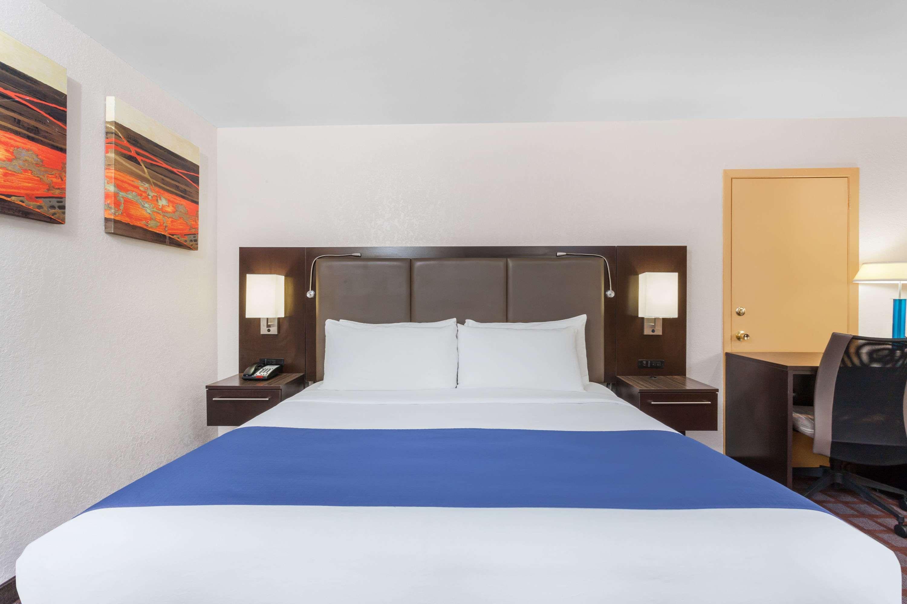 Days Inn By Wyndham Woodbury Long Island Esterno foto