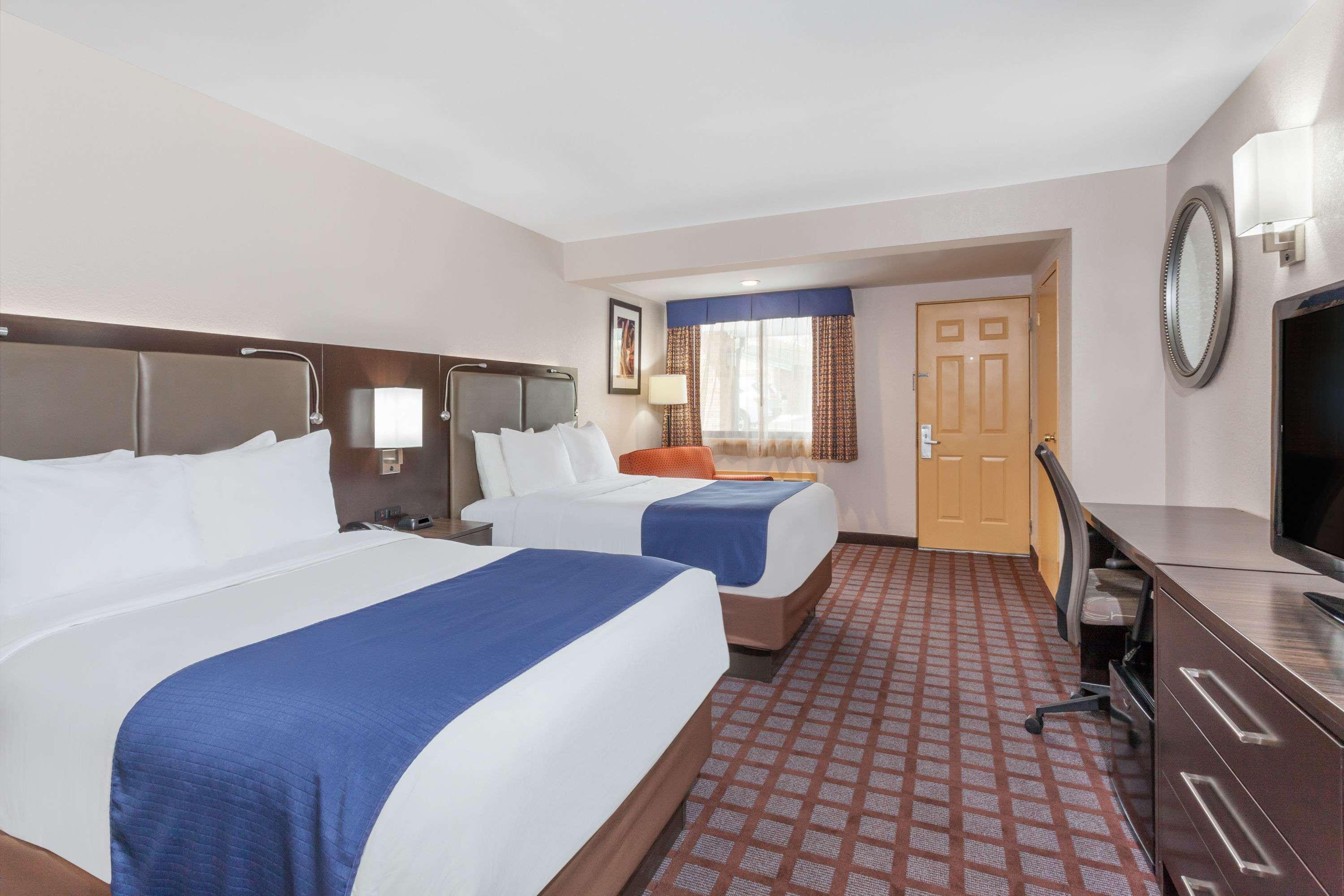 Days Inn By Wyndham Woodbury Long Island Esterno foto