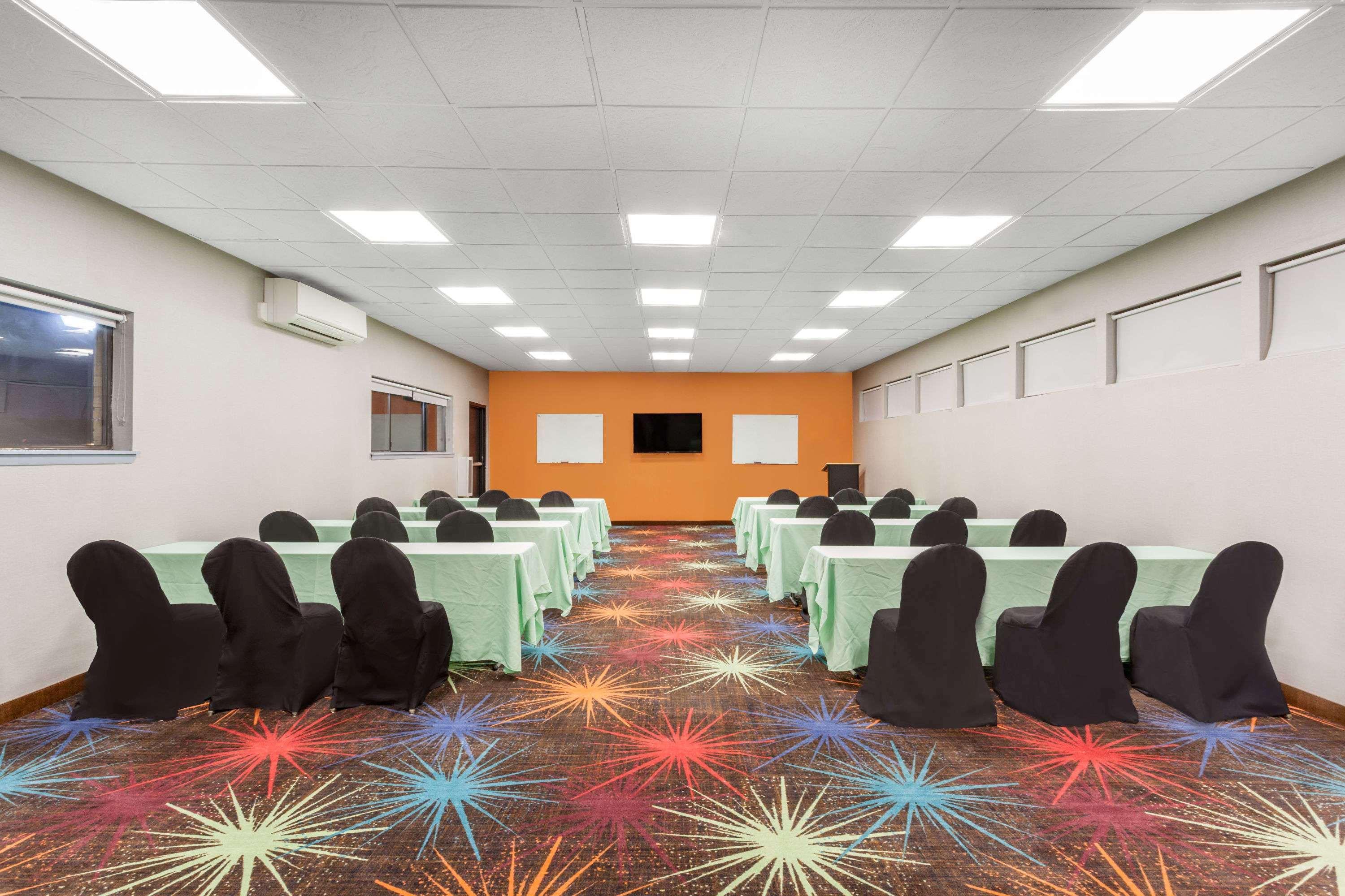 Days Inn By Wyndham Woodbury Long Island Esterno foto