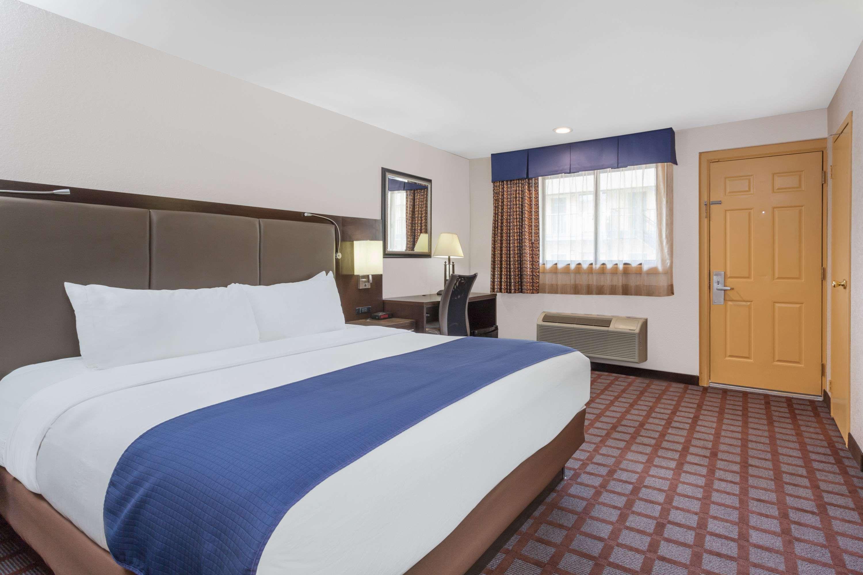 Days Inn By Wyndham Woodbury Long Island Esterno foto