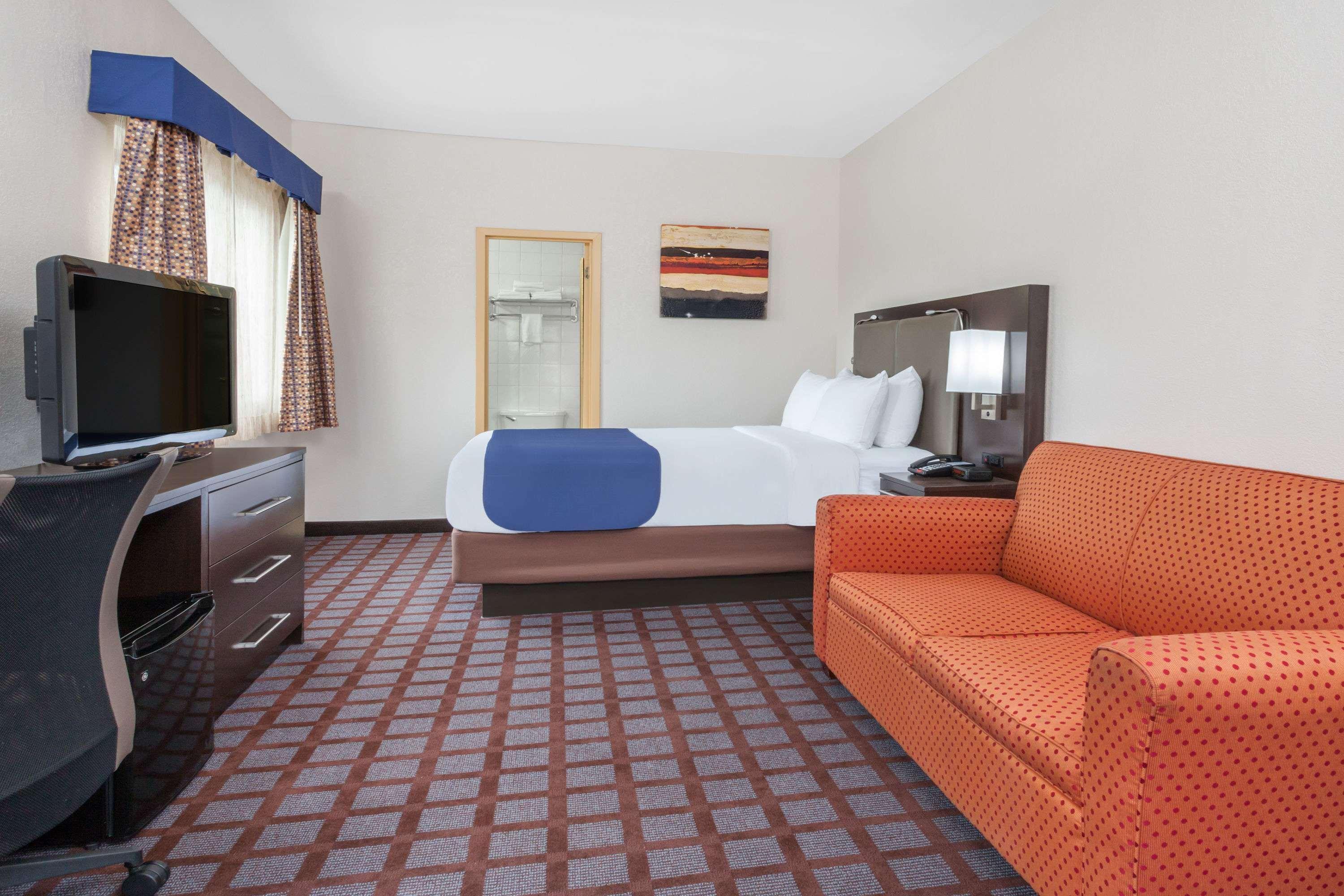 Days Inn By Wyndham Woodbury Long Island Esterno foto