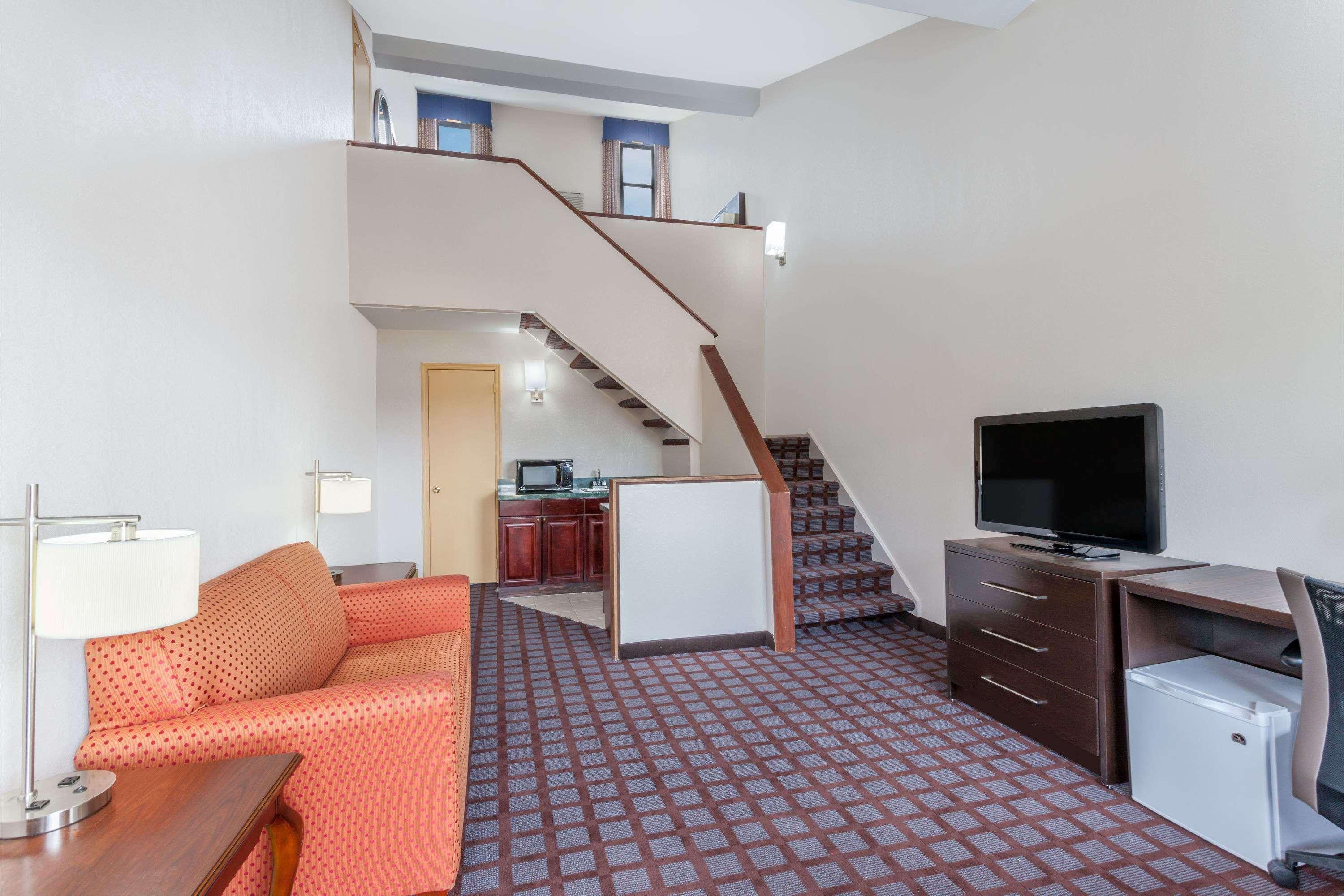 Days Inn By Wyndham Woodbury Long Island Esterno foto
