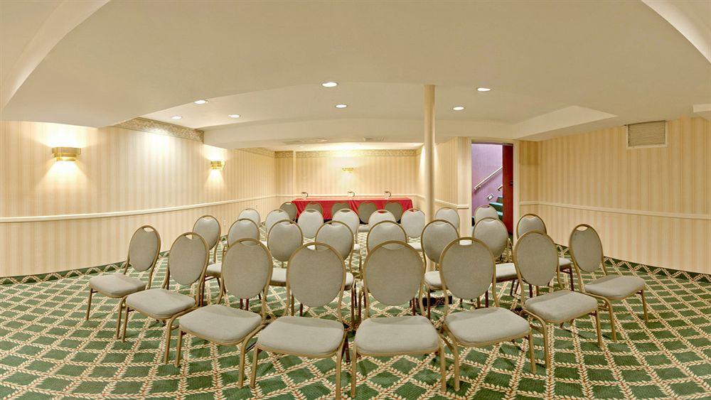 Days Inn By Wyndham Woodbury Long Island Esterno foto