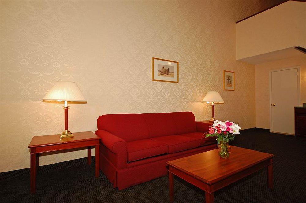 Days Inn By Wyndham Woodbury Long Island Esterno foto