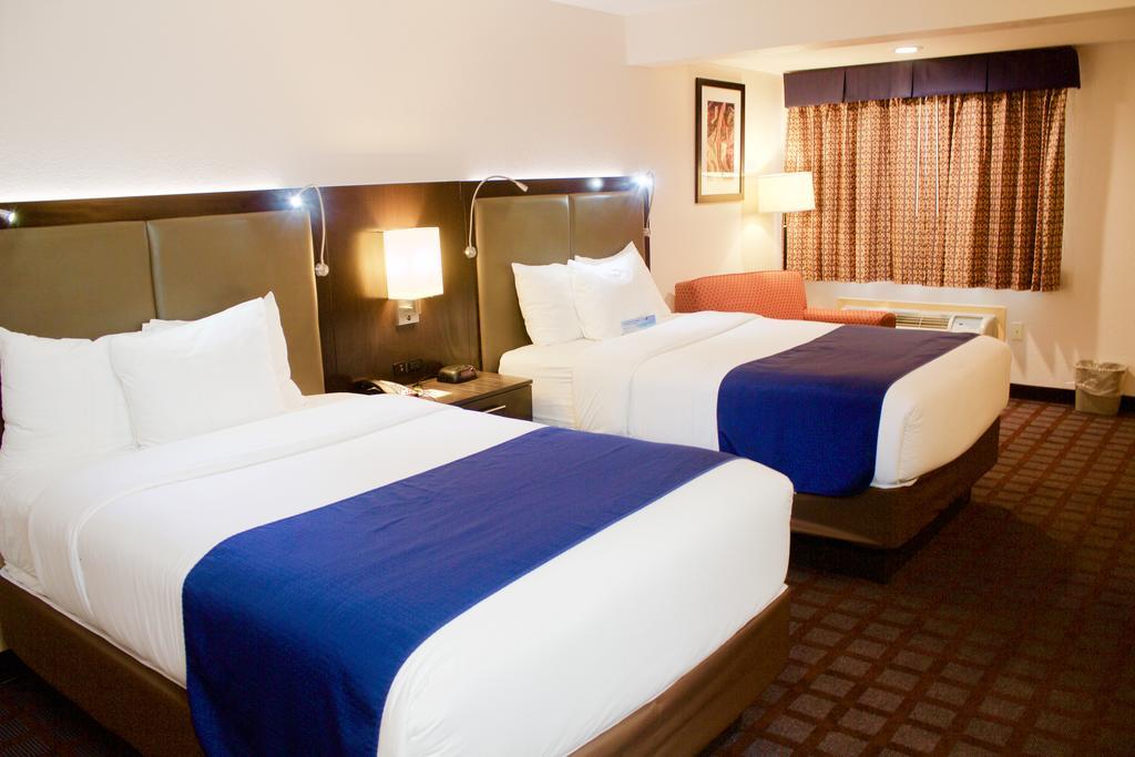 Days Inn By Wyndham Woodbury Long Island Esterno foto