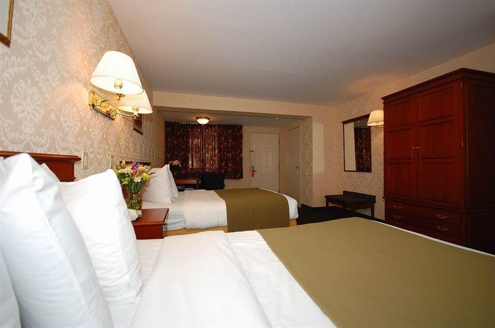 Days Inn By Wyndham Woodbury Long Island Esterno foto