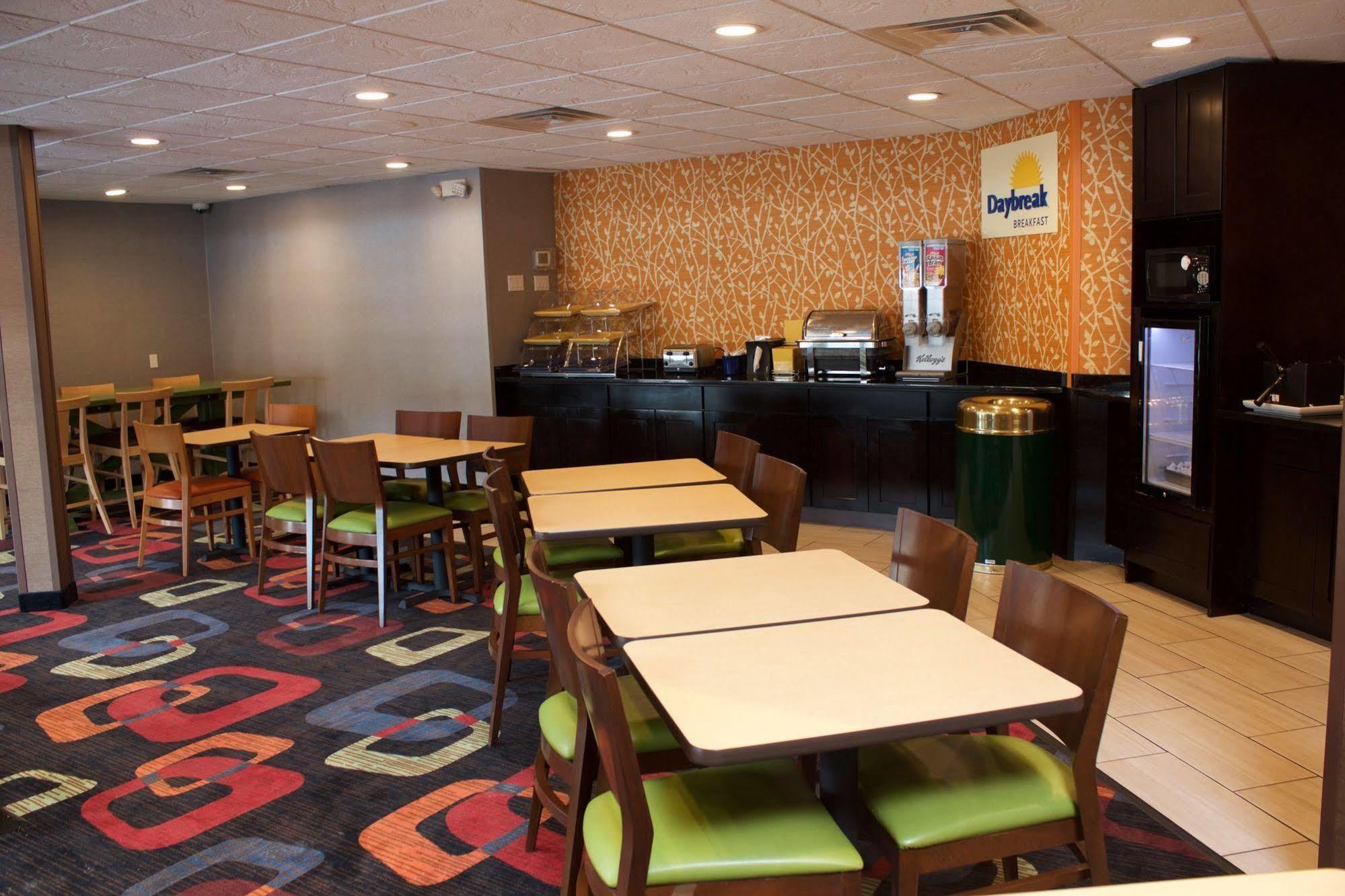 Days Inn By Wyndham Woodbury Long Island Esterno foto
